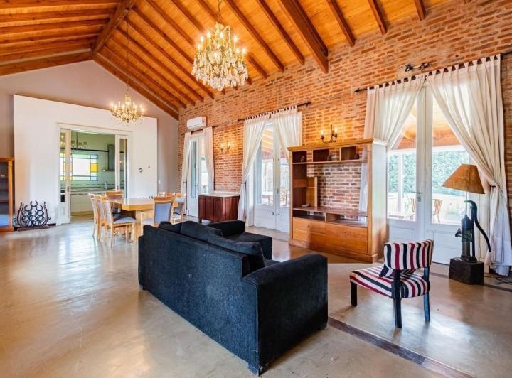 Casa · 300m² · 4 Ambientes · 1 Cochera