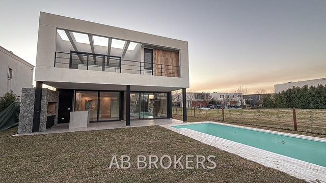 Casa · 220m²