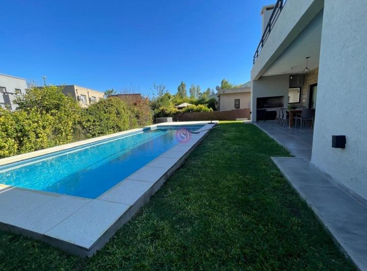 Casa · 170m² · 4 Ambientes · 2 Cocheras