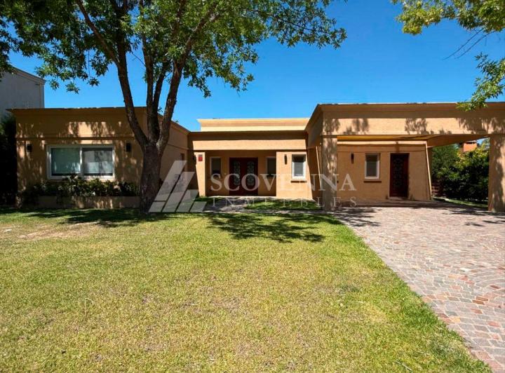 Casa · 200m² · 4 Ambientes · 2 Cocheras