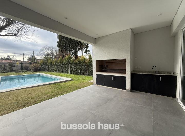 Casa · 170m² · 4 Ambientes · 2 Cocheras