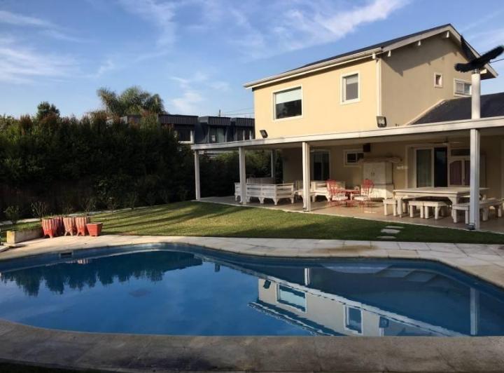Casa · 160m² · 4 Ambientes · 2 Cocheras
