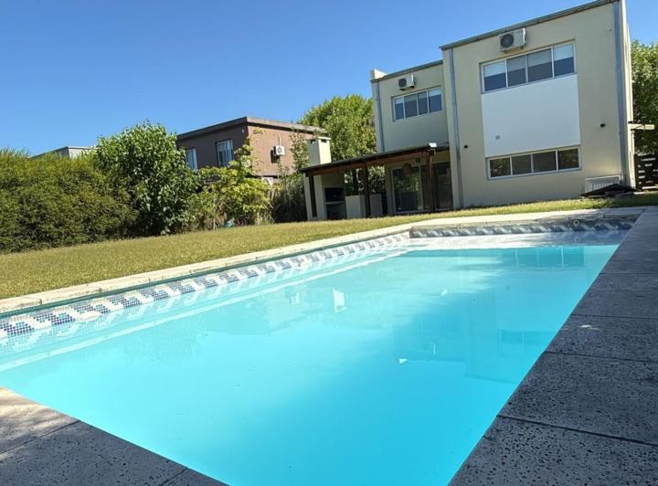 Casa · 170m² · 4 Ambientes · 3 Cocheras