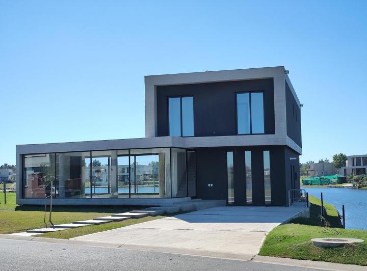 Casa · 203m² · 4 Ambientes · 2 Cocheras