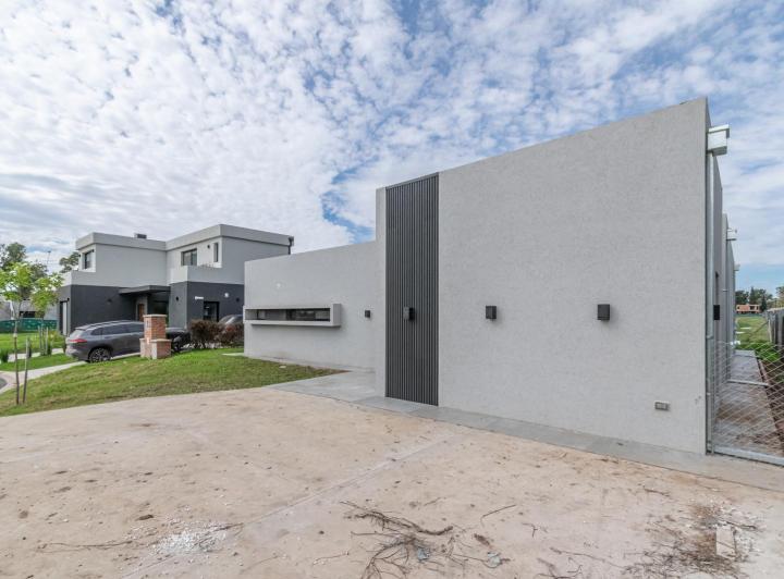 Casa · 140m² · 4 Ambientes · 3 Cocheras