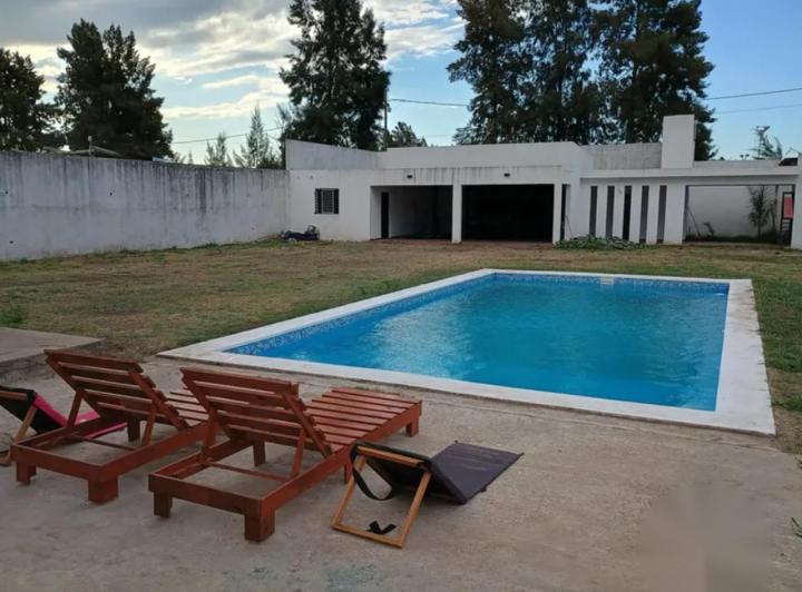 Casa · 1200m² · 5 Ambientes · 3 Cocheras