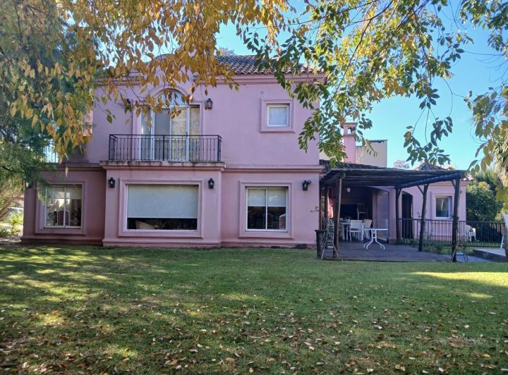 Casa · 1200m² · 4 Ambientes · 2 Cocheras