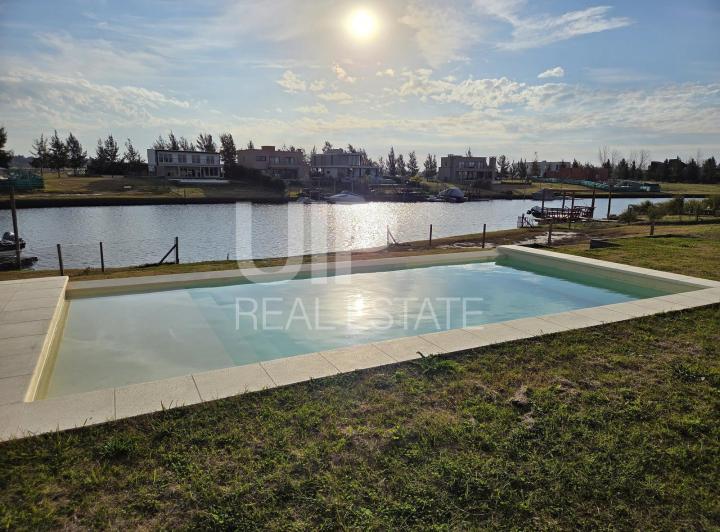 Casa · 259m² · 6 Ambientes · 6 Cocheras