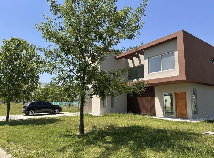 Casa · 141m² · 4 Ambientes · 4 Cocheras
