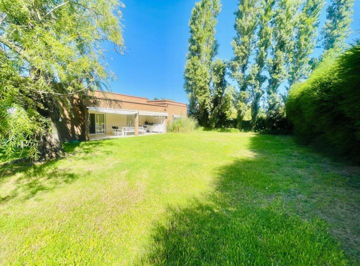 Casa · 220m² · 3 Ambientes · 4 Cocheras