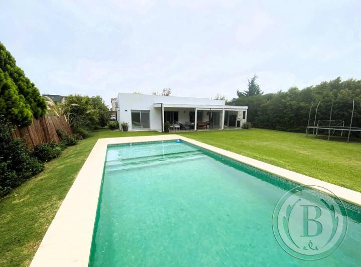 Casa · 179m² · 4 Ambientes · 2 Cocheras
