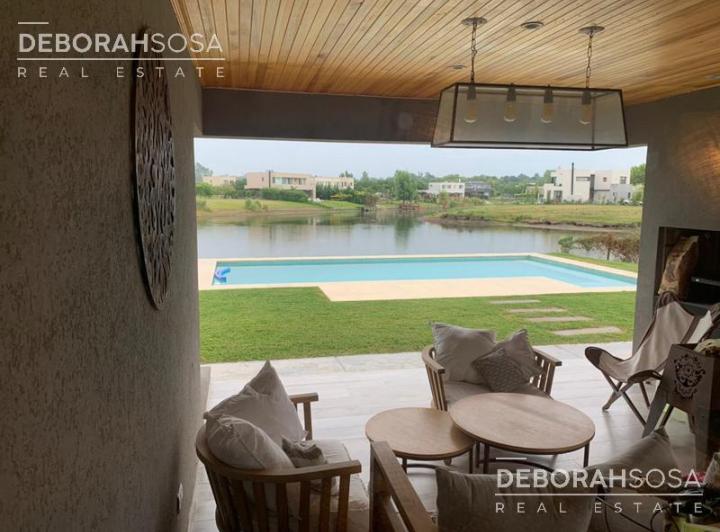 Casa · 230m² · 5 Ambientes · 5 Cocheras