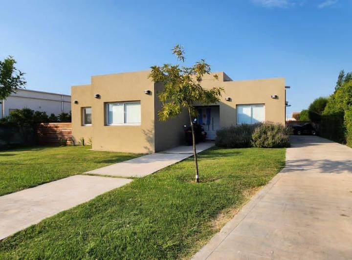 Casa · 180m² · 4 Ambientes · 2 Cocheras