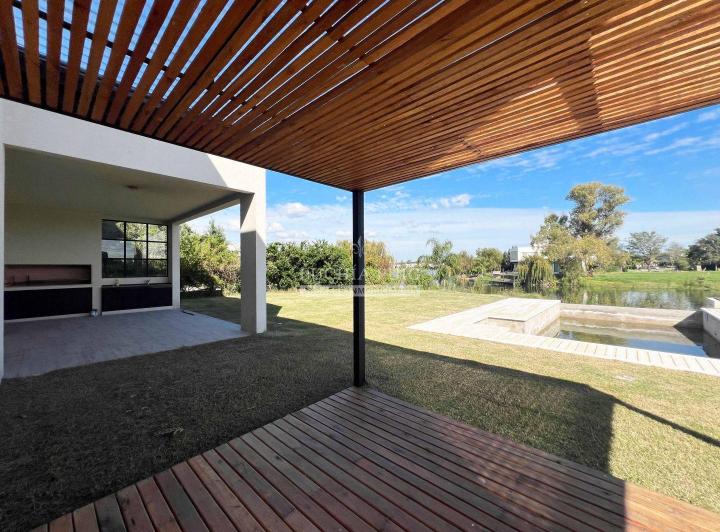 Casa · 225m² · 4 Ambientes · 2 Cocheras