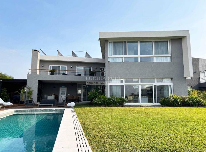 Casa · 279m² · 4 Ambientes · 2 Cocheras