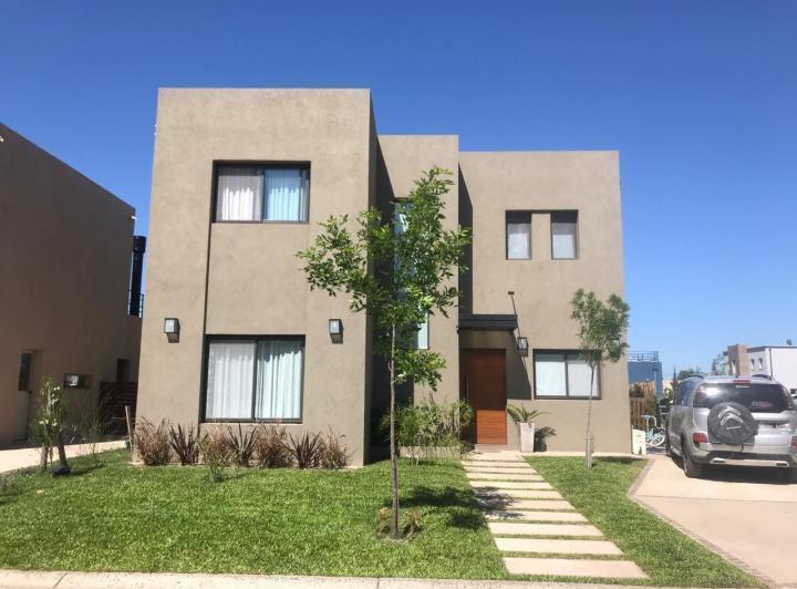 Casa · 450m² · 5 Ambientes · 2 Cocheras