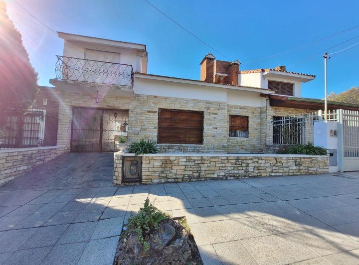 Casa · 233m² · 4 Ambientes · 2 Cocheras