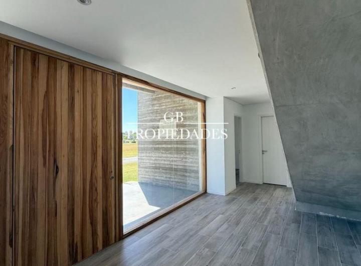 Casa · 294m² · 8 Ambientes · 8 Cocheras