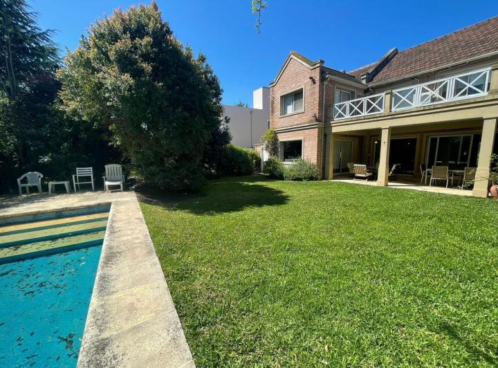 Casa · 290m² · 8 Ambientes · 1 Cochera