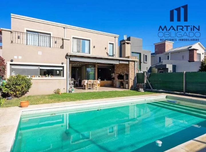Casa · 231m² · 4 Ambientes · 2 Cocheras