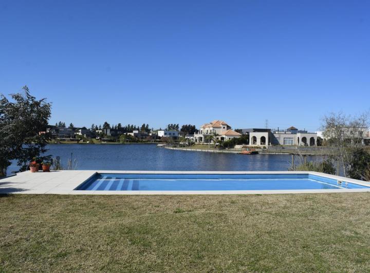 Casa · 207m² · 5 Ambientes · 2 Cocheras