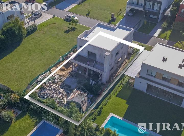 Casa · 176m² · 5 Ambientes · 2 Cocheras