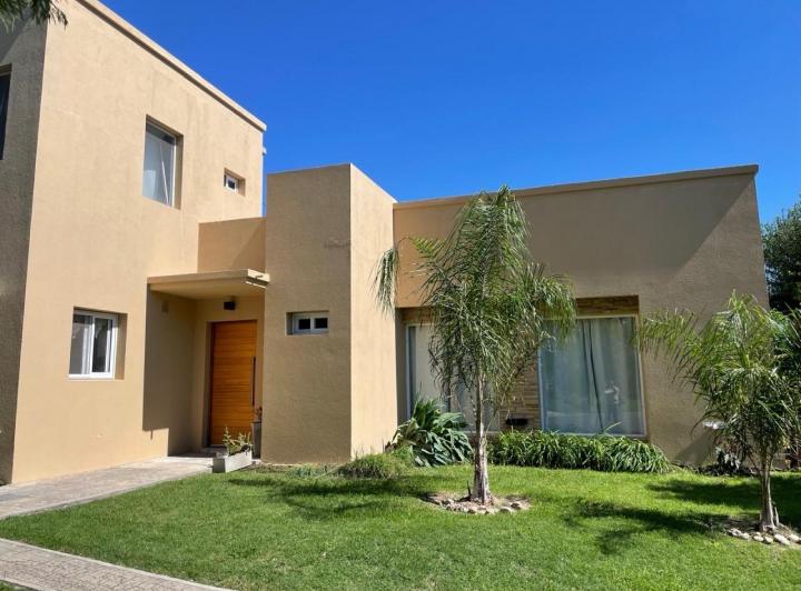 Casa · 141m² · 5 Ambientes · 4 Cocheras