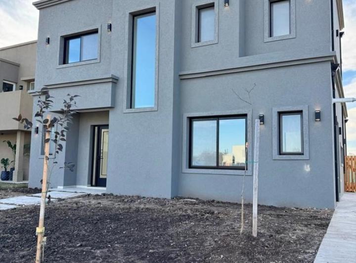 Casa · 147m² · 5 Ambientes · 2 Cocheras