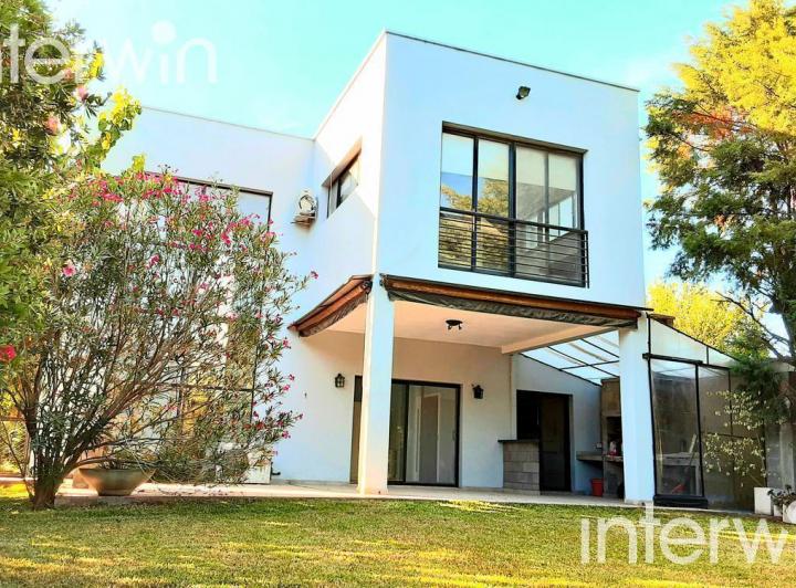 Casa · 220m² · 6 Ambientes