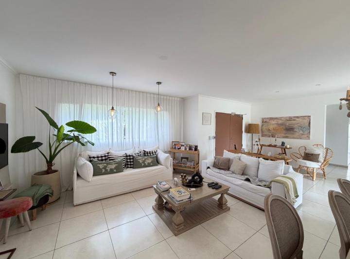 Casa · 747m² · 5 Ambientes · 2 Cocheras
