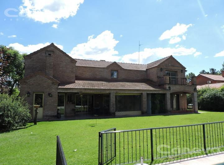 Casa · 290m² · 8 Ambientes · 3 Cocheras