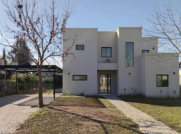 Casa · 180m² · 5 Ambientes · 4 Cocheras