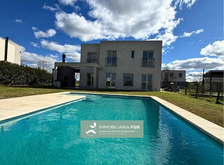 Casa · 180m² · 5 Ambientes · 2 Cocheras