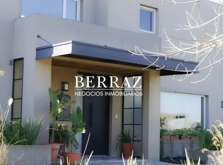 Casa · 280m² · 4 Ambientes · 2 Cocheras