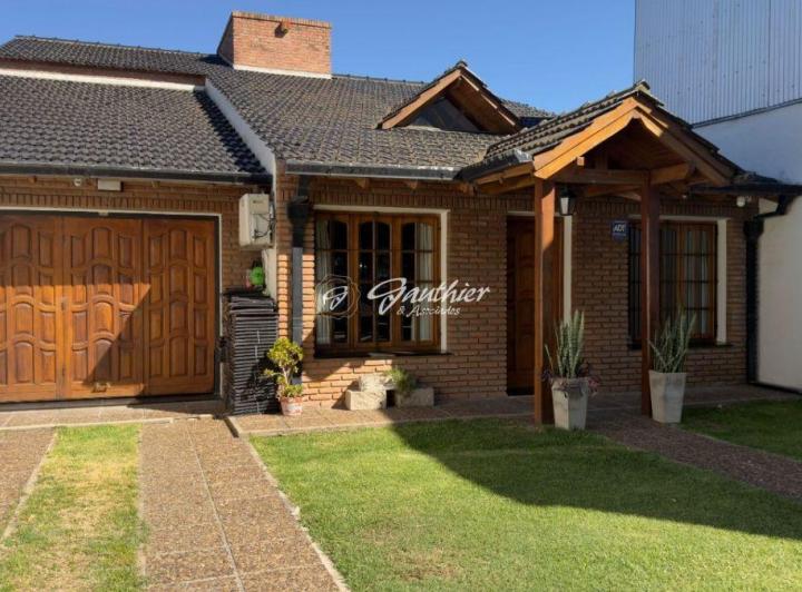 Casa · 200m² · 5 Ambientes · 2 Cocheras