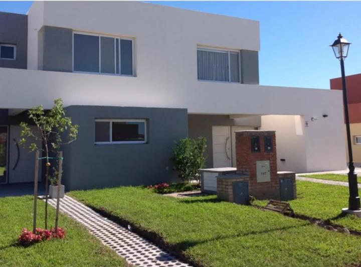 Casa · 80m² · 3 Ambientes · 2 Cocheras
