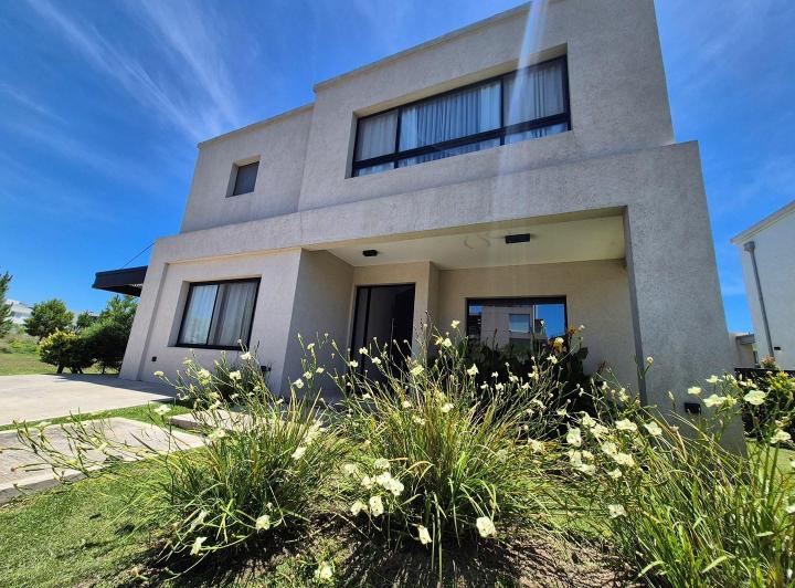 Casa · 235m² · 5 Ambientes · 2 Cocheras