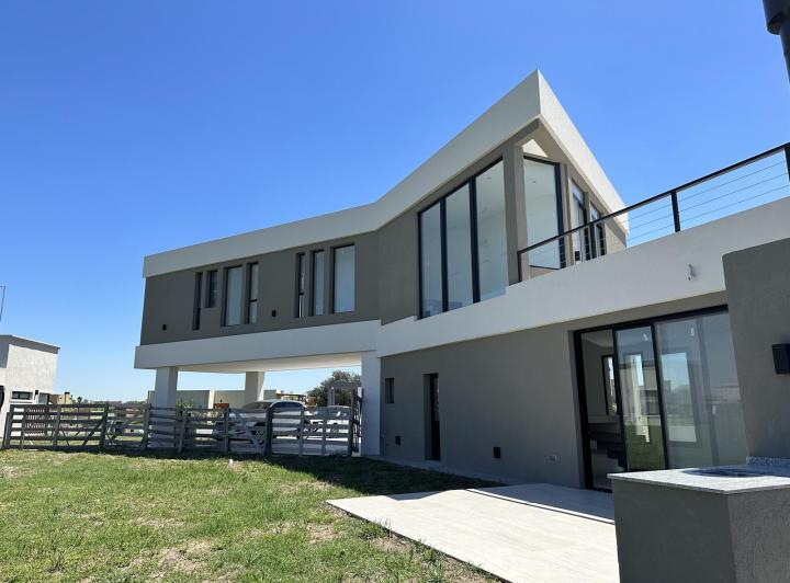 Casa · 180m² · 5 Ambientes · 4 Cocheras