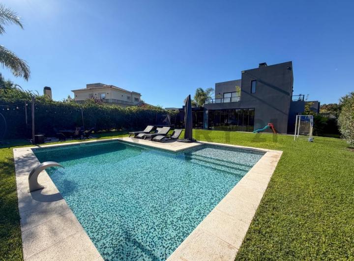 Casa · 227m² · 4 Ambientes · 4 Cocheras