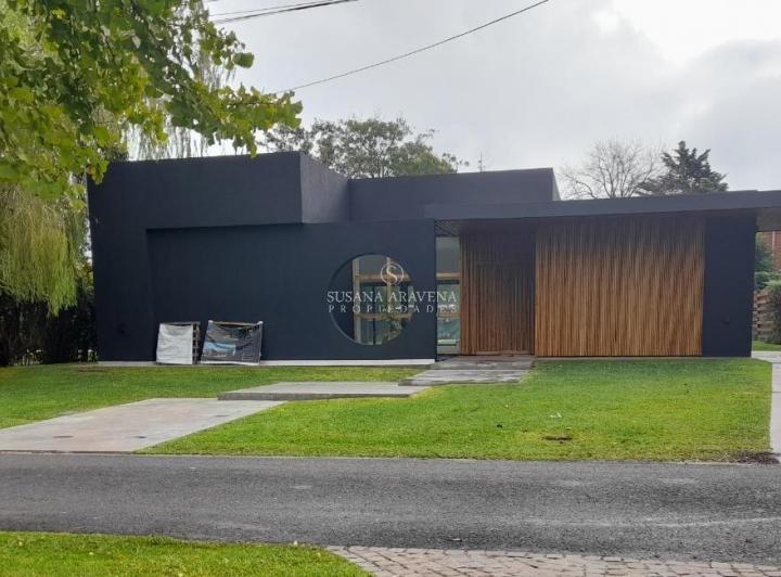 Casa · 140m² · 4 Ambientes · 2 Cocheras