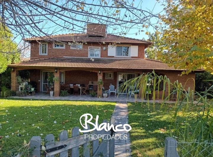 Casa · 240m² · 4 Ambientes · 1 Cochera