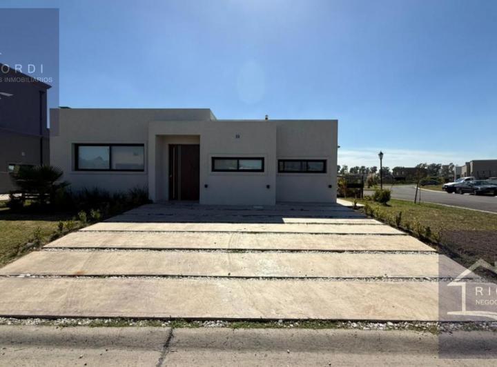Casa · 145m² · 4 Ambientes · 2 Cocheras