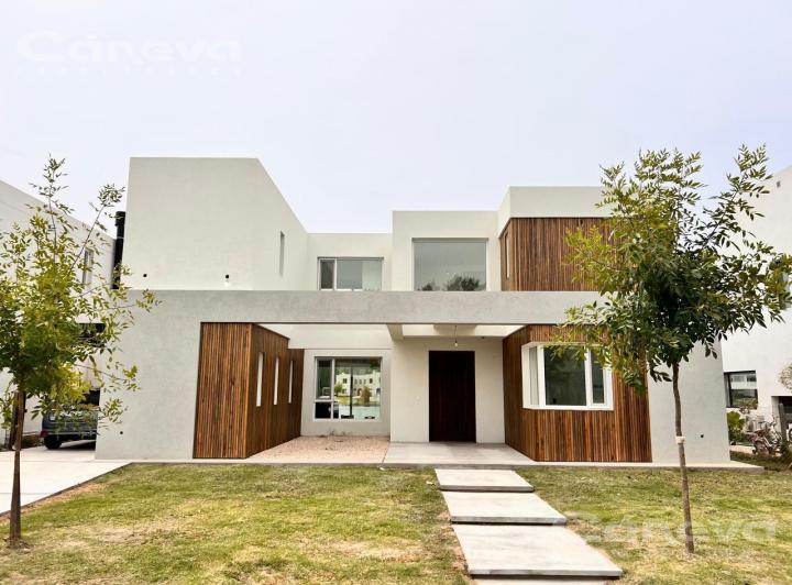 Casa · 210m² · 4 Ambientes · 4 Cocheras