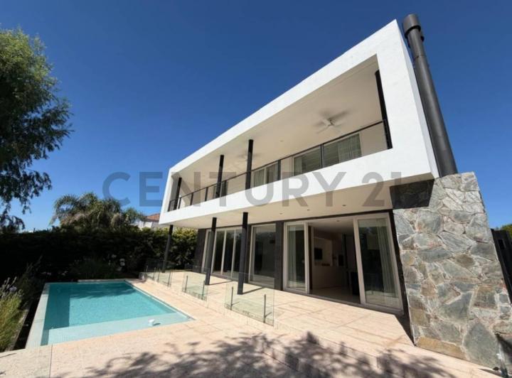 Casa · 370m² · 6 Ambientes · 6 Cocheras
