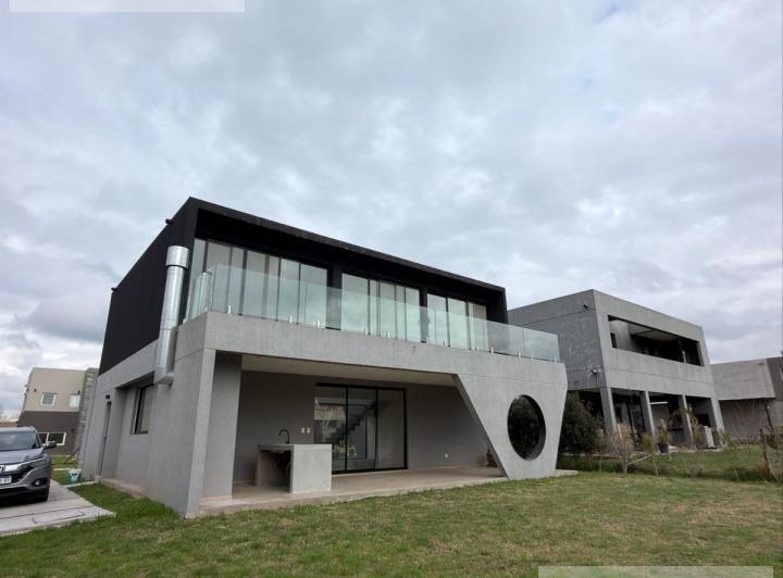 Casa · 202m² · 5 Ambientes · 2 Cocheras