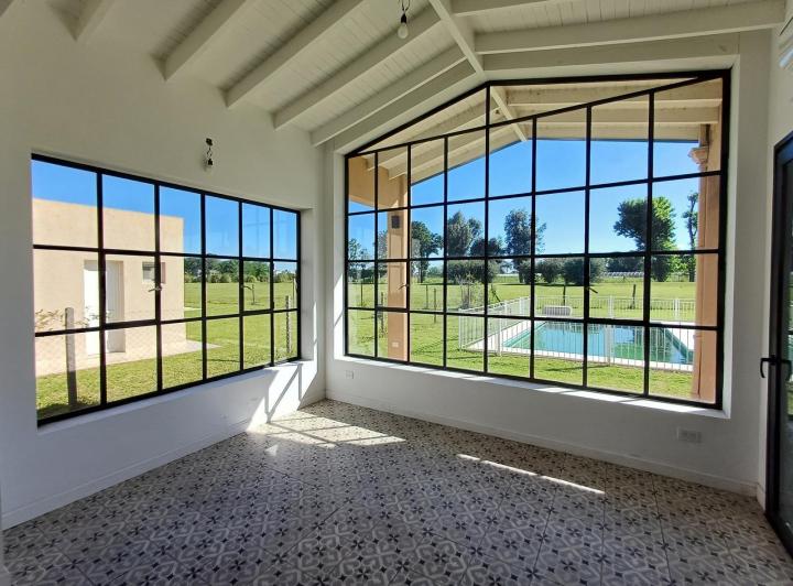 Casa · 220m² · 5 Ambientes · 4 Cocheras
