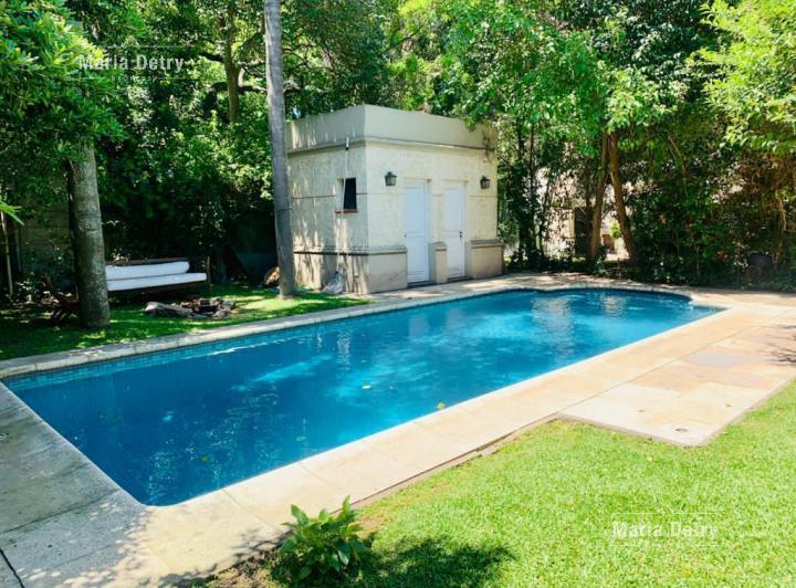 Casa · 180m² · 5 Ambientes · 2 Cocheras