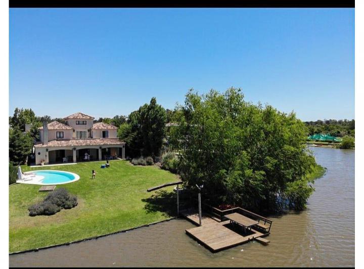 Casa · 329m² · 5 Ambientes · 2 Cocheras