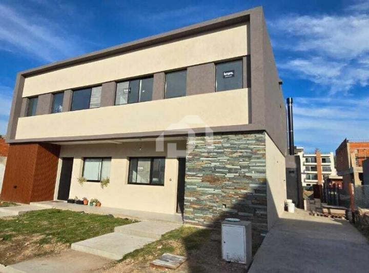 Casa · 120m² · 4 Ambientes · 2 Cocheras