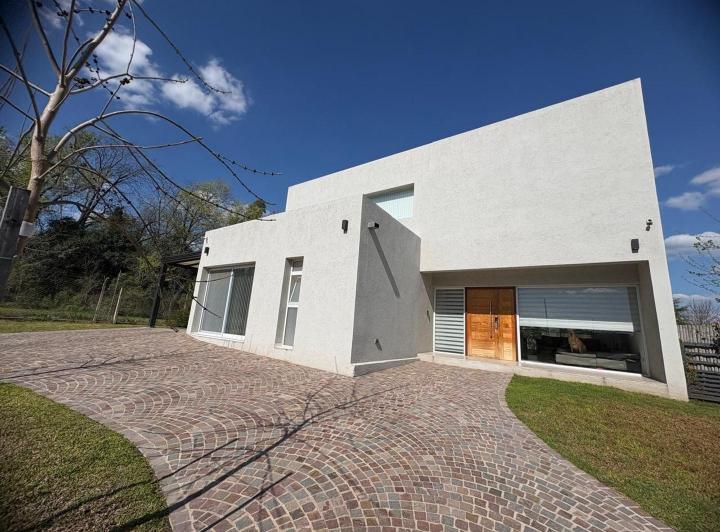 Casa · 280m² · 4 Ambientes · 2 Cocheras